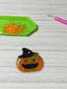 ハロウィンキーホルダー制作工程の一部、ビーズ配置中の手元写真