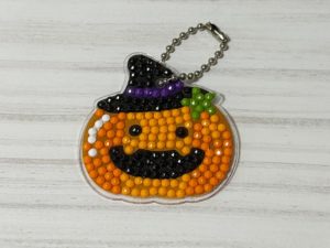 ダイソーのビーズアートで作ったハロウィンかぼちゃの手作りキーホルダー
