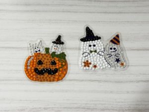 ダイソーのビーズアートキットステッカーの製作途中の様子