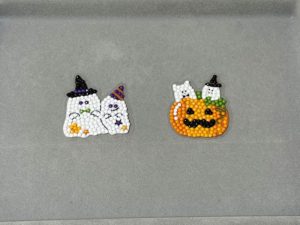 ダイソーのビーズアートキットステッカー　おばけ＆カボチャの完成写真