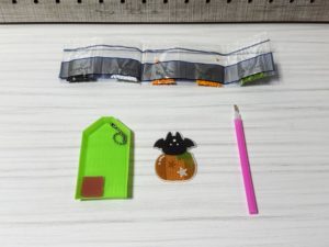 ダイソーのビーズアートキーホルダー(コウモリ)内容物