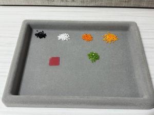 ダイソーのビーズアートキーホルダー(コウモリ)余り