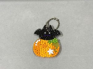 ダイソーのビーズアートキーホルダー(コウモリ)完成品